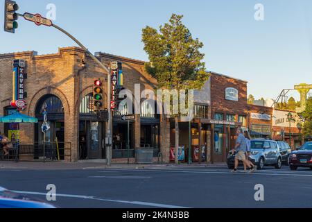 FLAGSTAFF, ARIZONA - 1 SEPTEMBRE 2022 : scène de rue dans le centre-ville de Flagstaff en fin d'après-midi Banque D'Images