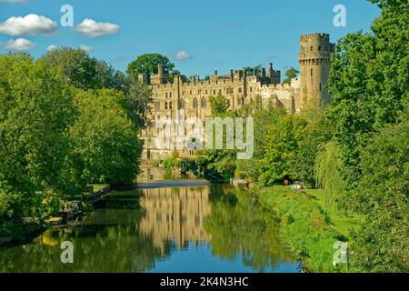 Château de Warwick et la rivière Avon à Warwick, Warwickshire, Angleterre. Banque D'Images