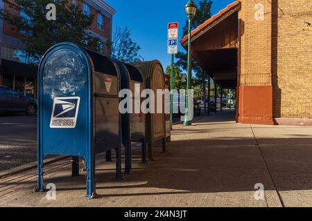 FLAGSTAFF, AZ / Etats-Unis - SEPTEMBRE 1 2022 : boîte aux lettres USPS dans une rue de Flagstaff Banque D'Images