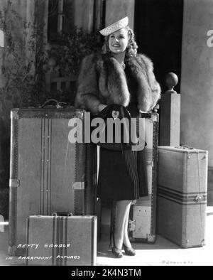 BETTY GRABLE 1939 mode Portrait avec bagages publicité pour L'HOMME SUR LA VILLE 1939 réalisateur MARK SANDRICH Paramount Pictures Banque D'Images