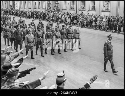 HIMMLER HEYDRICH dirige les funérailles de Reinhard Heydrich, vice-protecteur du Reich de Bohême et Moravie Prague. Reichsfuhrer SS Heinrich Himmler à la tête du cortège funéraire [09.06.1942] Heinrich Himmler marchant devant des officiers militaires nazis de haut rang aux funérailles d'État de Reinhard Heydrich, 1942 Berlin Allemagne nazie Banque D'Images