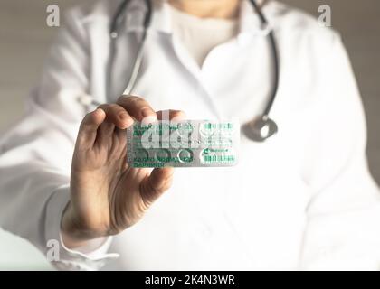 KIEV, UKRAINE, OCTOBRE 2022 - comprimés d'iodure de potassium à utiliser en cas de contamination radioactive. Le nom du médicament est écrit sur le bliste Banque D'Images
