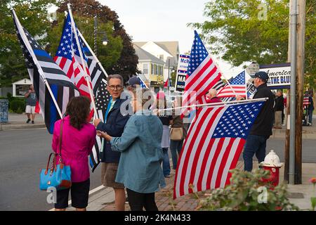 L'AMÉRIQUE SOUTIENT LE BLEU - STANDOUT United Cape Patriots. Hyannis, Massachusetts sur Cape Cod Banque D'Images