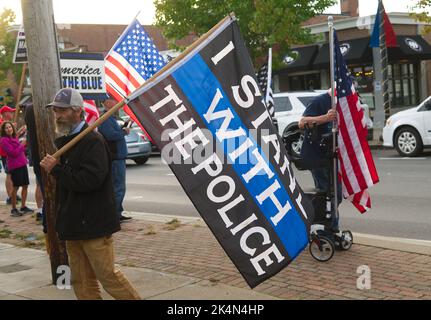 L'AMÉRIQUE SOUTIENT LE BLEU - STANDOUT United Cape Patriots. Hyannis, Massachusetts sur Cape Cod Banque D'Images