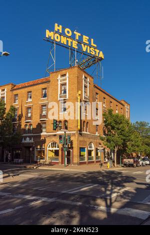 FLAGSTAFF, AZ / USA - 1 SEPTEMBRE 2022: L'hôtel historique Monte Vista, construit en 1927, dans le centre-ville de Flagstaff Banque D'Images