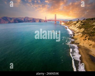 Coucher de soleil sur le pont du Golden Gate depuis la plage de Marshall, vue aérienne de San Francisco. L'un des sites les plus célèbres des États-Unis Banque D'Images