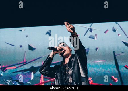 Rome, Italie. 02nd octobre 2022. Fabio Bartolo Rizzo, mieux connu par son nom de scène Marrabash se produit en direct pendant le concert à Palazzo dello Sport, Rome. Crédit : SOPA Images Limited/Alamy Live News Banque D'Images