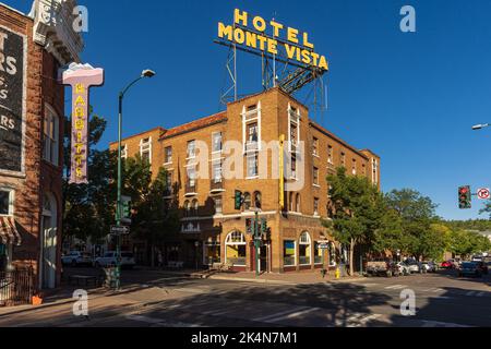 FLAGSTAFF, AZ / USA - 1 SEPTEMBRE 2022: L'hôtel historique Monte Vista, construit en 1927, dans le centre-ville de Flagstaff Banque D'Images