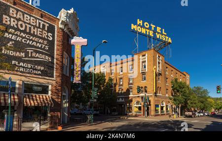 FLAGSTAFF, AZ / USA - 1 SEPTEMBRE 2022: L'hôtel historique Monte Vista, construit en 1927, dans le centre-ville de Flagstaff Banque D'Images