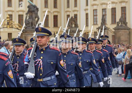 Des gardes armés de palais défilent à Prague Banque D'Images