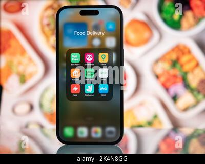 Galati, Roumanie - octobre, 03 2022 : les icônes d'applications mobiles de divers services de livraison de nourriture sont visibles sur un smartphone, y compris Foodpanda, Bolt Food, Glov Banque D'Images