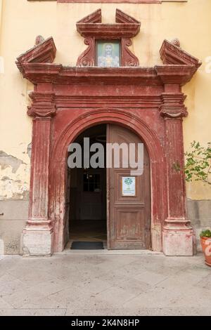 Porte d'entrée de l'église Saint-Jacques dans la ville de Trnava, Slovaquie Banque D'Images