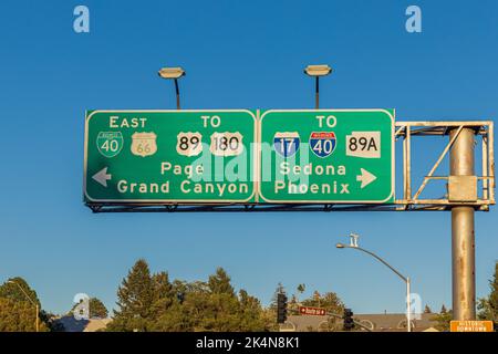 Panneau routier à Flagstaff indiquant le chemin vers le Grand Canyon et Sedona. Banque D'Images