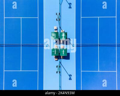 Belle vue de haut en bas sur le court de tennis bleu dur avec des lignes blanches Banque D'Images