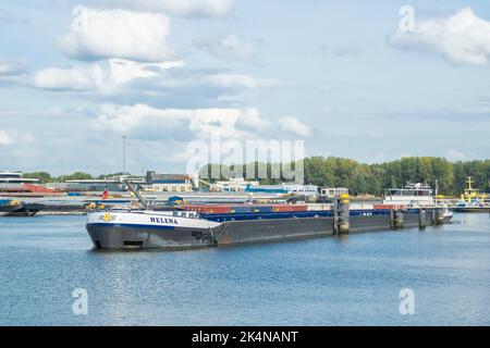 Bateaux et barges amarrés au port de Rotterdam, aux pays-Bas. Banque D'Images