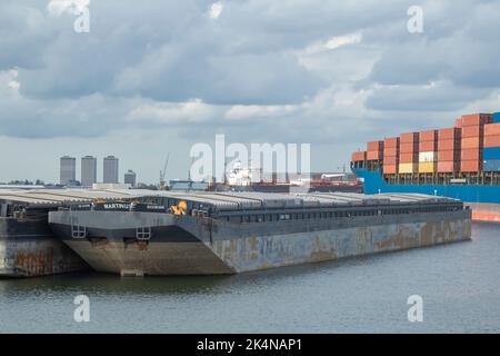 Bateaux et barges amarrés au port de Rotterdam, aux pays-Bas. Banque D'Images