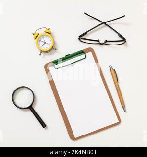 Presse-papiers en bois avec papier vide et stylo de couverture en bois découpé sur fond blanc. Espace pour le masque de texte. Modèle de publicité Banque D'Images