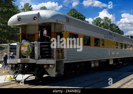 Les voitures de tourisme argent et or du Grand Canyon Railway de Williams au Grand Canyon en Arizona Banque D'Images