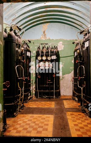 Paquet de bouteilles de gaz bleues dans le bunker Banque D'Images