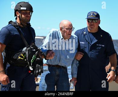 Le personnel de la Garde côtière des équipes de grève du Golfe, de l'Atlantique et du Pacifique aide à la résidence de Pine Island, en Floride, le 2 octobre 2022. Les forces de la grève ont transféré des personnes dans le besoin vers le continent de la Floride pour chercher un abri et des ressources. Photo de la Garde côtière américaine par Petty Officer 3rd Class Ian Gray. Banque D'Images