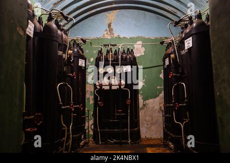 Paquet de bouteilles de gaz bleues dans le bunker Banque D'Images