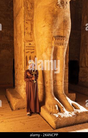 Abu Simbel, Assouan, Égypte. 23 février 2022. Gardien tenant une grande clé en forme d'Ankh dans le Grand Temple de Ramesses II Banque D'Images