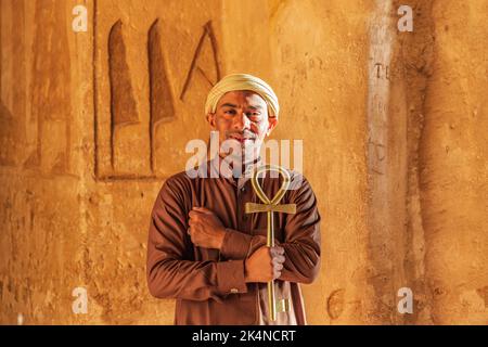 Abu Simbel, Assouan, Égypte. 23 février 2022. Gardien tenant une grande clé en forme d'Ankh dans le Grand Temple de Ramesses II Banque D'Images