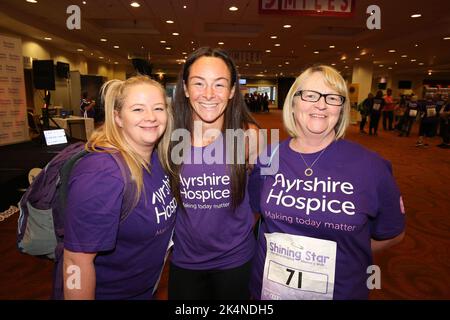 Ayr, Ayrshire, Écosse, Royaume-Uni. 27 août 2022 . Les marcheurs de nuit amasser de l'argent pour l'Hospice d'Ayrshire. Après un échauffement à Ayr Racecouse, les marcheurs se sont mis sur un choix d'itinéraires jusqu'à 13 miles Ayrshire Hospice Shining Star Memorial Walk Banque D'Images