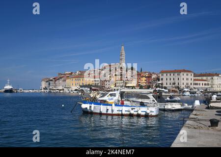 Rovinj: Port et horizon de la vieille ville, avec le clocher de l'église Saint Euphemia. Vue de Obala Vladimira Nazara, Croatie Banque D'Images