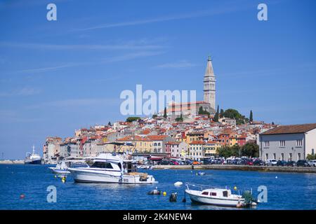 Rovinj: Port et horizon de la vieille ville, avec le clocher de l'église Saint Euphemia. Vue de Obala Vladimira Nazara, Croatie Banque D'Images