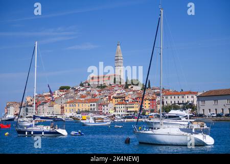 Rovinj : port et horizon de la vieille ville, avec le clocher de l'église Saint-Euphemia. Vue depuis Obala Vladimira Nazara, Croatie Banque D'Images