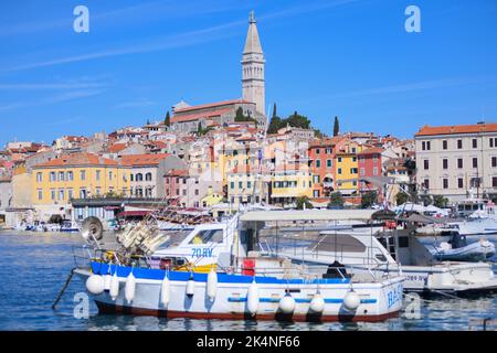 Rovinj : port et horizon de la vieille ville, avec le clocher de l'église Saint-Euphemia. Vue depuis Obala Vladimira Nazara, Croatie Banque D'Images