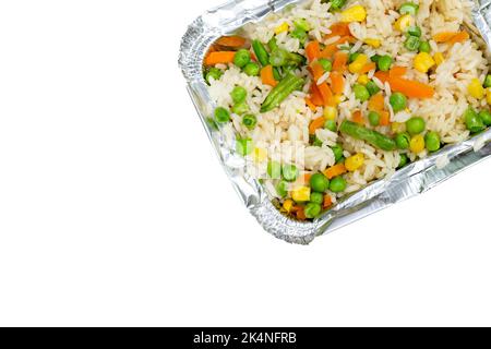 Portion de riz avec légumes mélangés dans un récipient à emporter en papier d'aluminium et couvercle. Isolé sur un fond blanc Banque D'Images