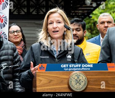 New York, États-Unis. 03rd octobre 2022. Sue Donoghue, commissaire du département des parcs et loisirs de la ville de New York, parle lors d'une conférence de presse sur la création de centres de livraison de rue pour servir les travailleurs de la distribution de nourriture à New York. Crédit : SOPA Images Limited/Alamy Live News Banque D'Images