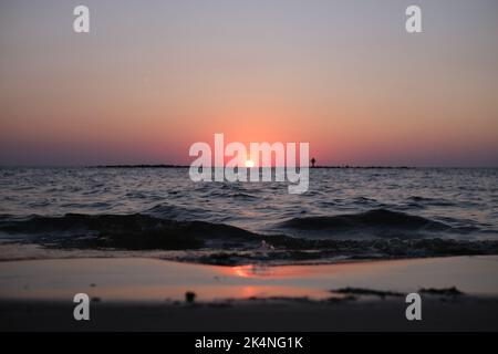 C'est le coucher du soleil sur la plage du parc national de Cypremort point près de la côte du golfe de Louisiane, sur la baie de Vermilion. Banque D'Images