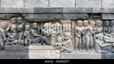 Détail du relief bouddhiste sculpté dans le temple de Borobudur - Java, Indonésie Banque D'Images