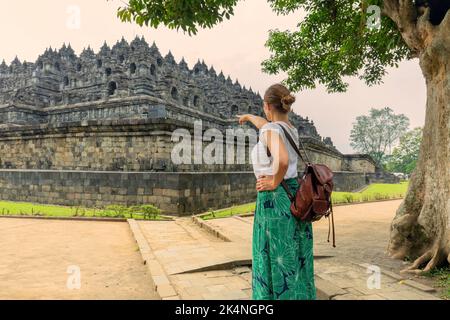Un voyageur visitant le temple Borobudur à Yogyakarta, Java, Indonésie Banque D'Images