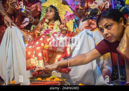 Kolkata, Inde. 03rd octobre 2022. (10/3/2022) Une femme qui touche les pieds de Kumari pour des bénédictions pendant les rituels de Durga Puja à une plate-forme pantale ou temporaire à Kolkata. (Photo de Sudipta Das/Pacific Press/Sipa USA) crédit: SIPA USA/Alay Live News Banque D'Images