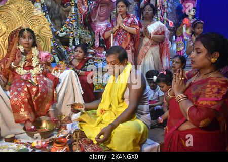 Kolkata, Inde. 03rd octobre 2022. (10/3/2022) Sibangini Senapati, une jeune fille de cinq ans habillée en Kumari, est adorée par un prêtre hindou dans le cadre des rituels de Durga Puja à une plate-forme temporaire appelée pandal pendant le festival religieux hindou Durga Puja à Kolkata. (Photo de Sudipta Das/Pacific Press/Sipa USA) crédit: SIPA USA/Alay Live News Banque D'Images