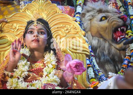 Kolkata, Inde. 03rd octobre 2022. (10/3/2022) Sibangini Senapati, une jeune fille de cinq ans habillée en Kumari, est adorée par un prêtre hindou dans le cadre des rituels de Durga Puja à une plate-forme temporaire appelée pandal pendant le festival religieux hindou Durga Puja à Kolkata. (Photo de Sudipta Das/Pacific Press/Sipa USA) crédit: SIPA USA/Alay Live News Banque D'Images