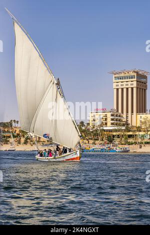 Louxor, Égypte. 24 février 2022. Felucca transportant des touristes sur le Nil. Banque D'Images