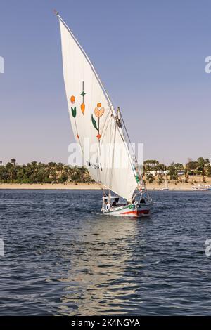 Louxor, Égypte. 24 février 2022. Felucca transportant des touristes sur le Nil. Banque D'Images