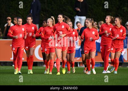 ZEIST - pays-Bas, 03/10/2022, LES FEMMES ZEIST - pays-Bas se rafraîchit lors d'une session de formation de l'équipe nationale des femmes néerlandaises. Les Lionesses Orange se préparent pour le match amical contre la Zambie. ANP | hauteur néerlandaise | Gerrit van Keulen Banque D'Images