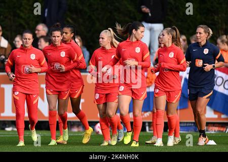 ZEIST - pays-Bas, 03/10/2022, ZEIST - (lr) Sherida Spitse of Holland Women , Merel van Dongen of Holland Women , Esmee Brugts of Holland Women , Kika van es of Holland Women, Damaris Egurrola of Holland Women , Victoria Pelova des femmes néerlandaises lors d'une session de formation de l'équipe nationale des femmes néerlandaises . Les Lionesses Orange se préparent pour le match amical contre la Zambie. ANP | hauteur néerlandaise | Gerrit van Keulen Banque D'Images