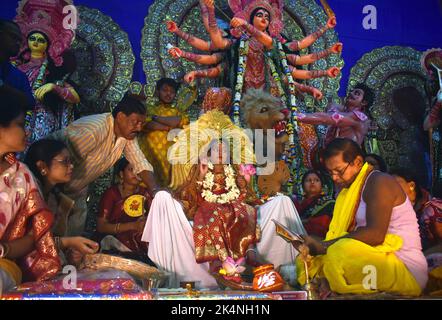 Kolkata, Inde. 03rd octobre 2022. (10/3/2022) Sibangini Senapati, une jeune fille de cinq ans habillée en Kumari, est adorée par un prêtre hindou dans le cadre des rituels de Durga Puja à une plate-forme temporaire appelée pandal pendant le festival religieux hindou Durga Puja à Kolkata. (Photo de Sudipta Das/Pacific Press/Sipa USA) crédit: SIPA USA/Alay Live News Banque D'Images