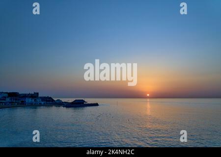 Lever de soleil sur la mer au large de la côte de Broadescaliers à Thanet, Kent Banque D'Images