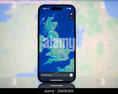 Galati, Roumanie - octobre 03 2022: Cartes Apple avec le Royaume-Uni sur un iPhone 14 Pro. Apple Maps est un service qui fournit des informations sur geogra Banque D'Images