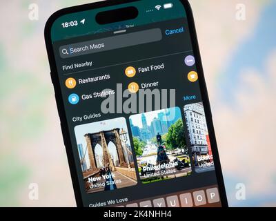 Galati, Roumanie - octobre 03 2022 : cartes Apple avec New York sur un iPhone 14 Pro. Apple Maps est un service qui fournit des informations géographiques Banque D'Images