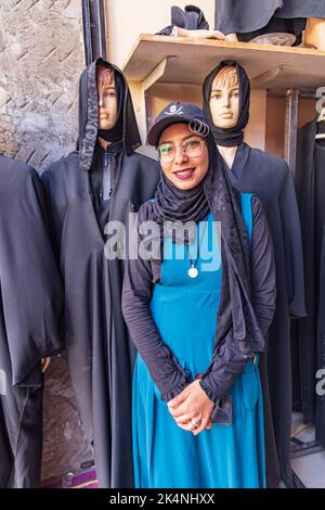 Thèbes, Louxor, Égypte. 24 février 2022. Une femme avec des mannequins dans des abayas. Banque D'Images