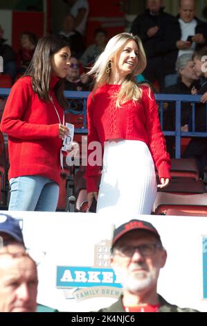 Phil Brown, Leila Russack repéré à Swindon Town FC v Northampton match au County Ground le samedi 1 octobre 2022 (Terry Scott/SPP) crédit: SPP Sport Press photo. /Alamy Live News Banque D'Images